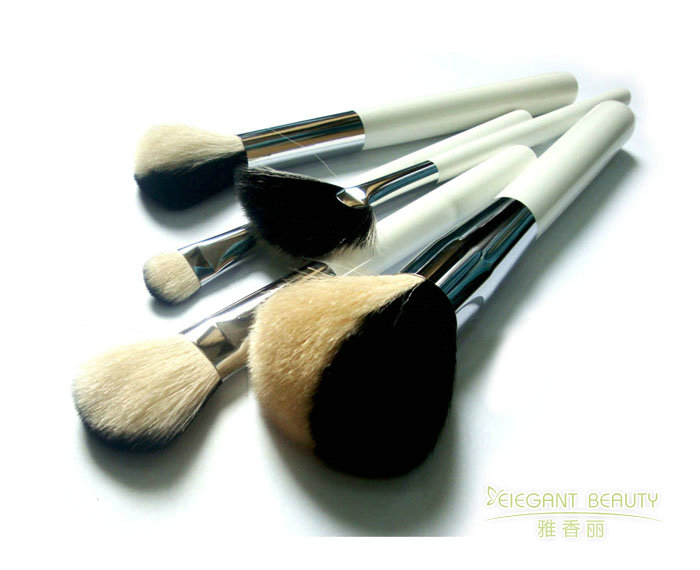 化妝刷的毛質(zhì)有哪些種類(lèi)？各有什么優(yōu)缺點(diǎn)？