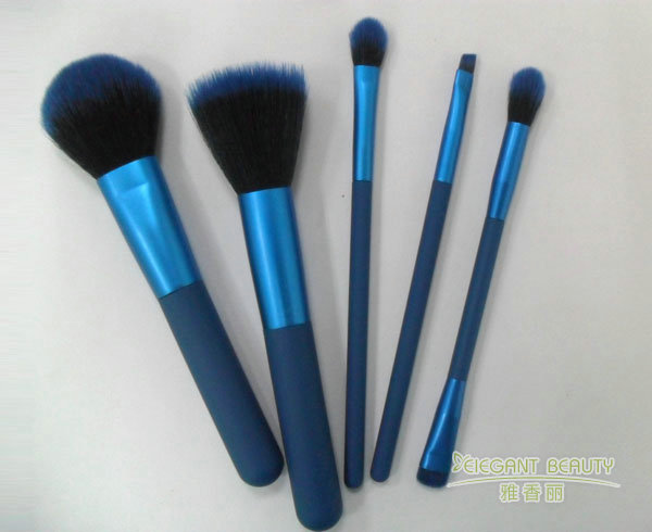 化妝刷工廠的刷毛知識：動(dòng)物毛與合成纖維的區(qū)別